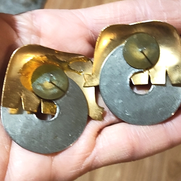 VINTAGE ETCHED BRASS AND SILVER-TONE DISC ELEPHANT DROP PUSH BACK 1.5" EARRINGS - Picture 5 of 8